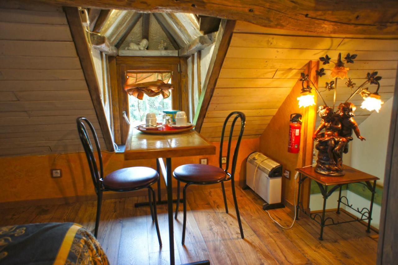 Aux Logis De La Solre Bed & Breakfast Ferriere-la-Petite Luaran gambar