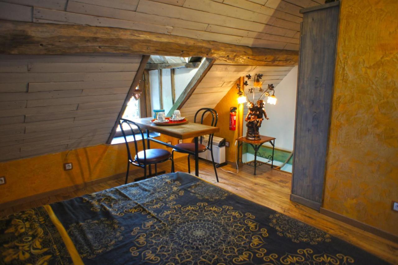 Aux Logis De La Solre Bed & Breakfast Ferriere-la-Petite Luaran gambar