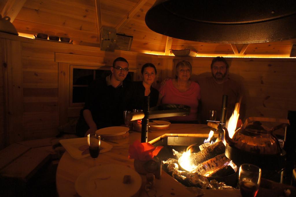Aux Logis De La Solre Bed & Breakfast Ferriere-la-Petite Luaran gambar