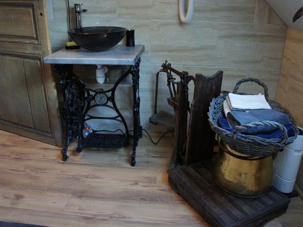 Aux Logis De La Solre Bed & Breakfast Ferriere-la-Petite Luaran gambar